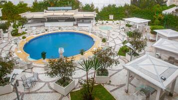 Outdoor pool, pool umbrellas, sun loungers