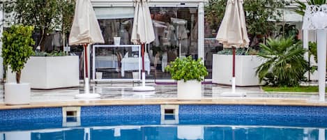 室外游泳池,池畔遮阳伞,日光浴躺椅