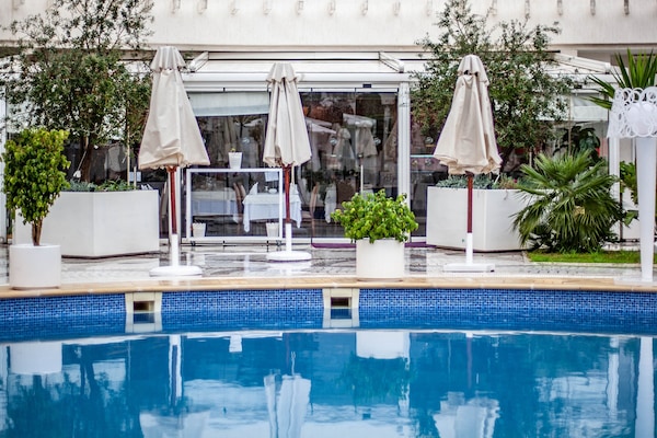 Outdoor pool, pool umbrellas, sun loungers