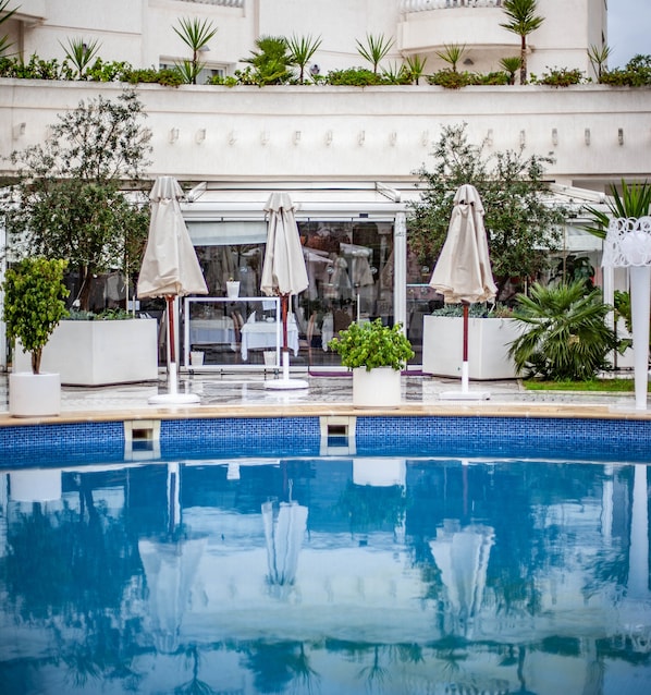 Außenpool, Sonnenschirme, Liegestühle