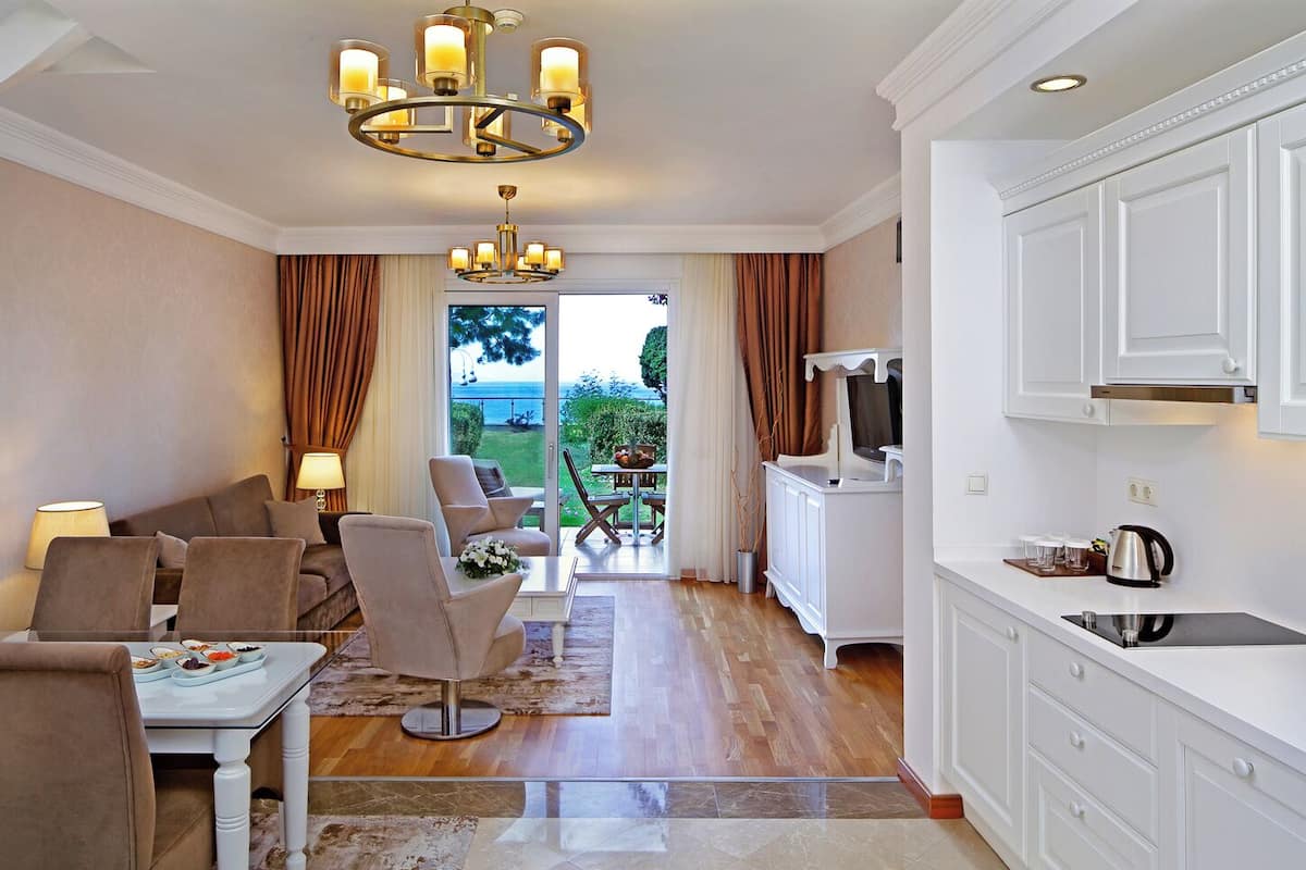 1 bedroom, Egyptian cotton sheets, premium bedding, free minibar items