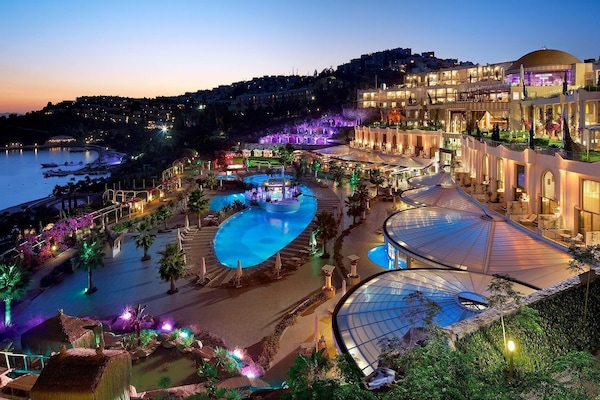2 piscinas techadas, una piscina al aire libre de temporada