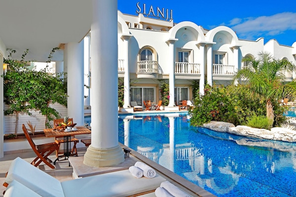 Villa Swim Up | 1 bedroom, Egyptian cotton sheets, premium bedding, free minibar items