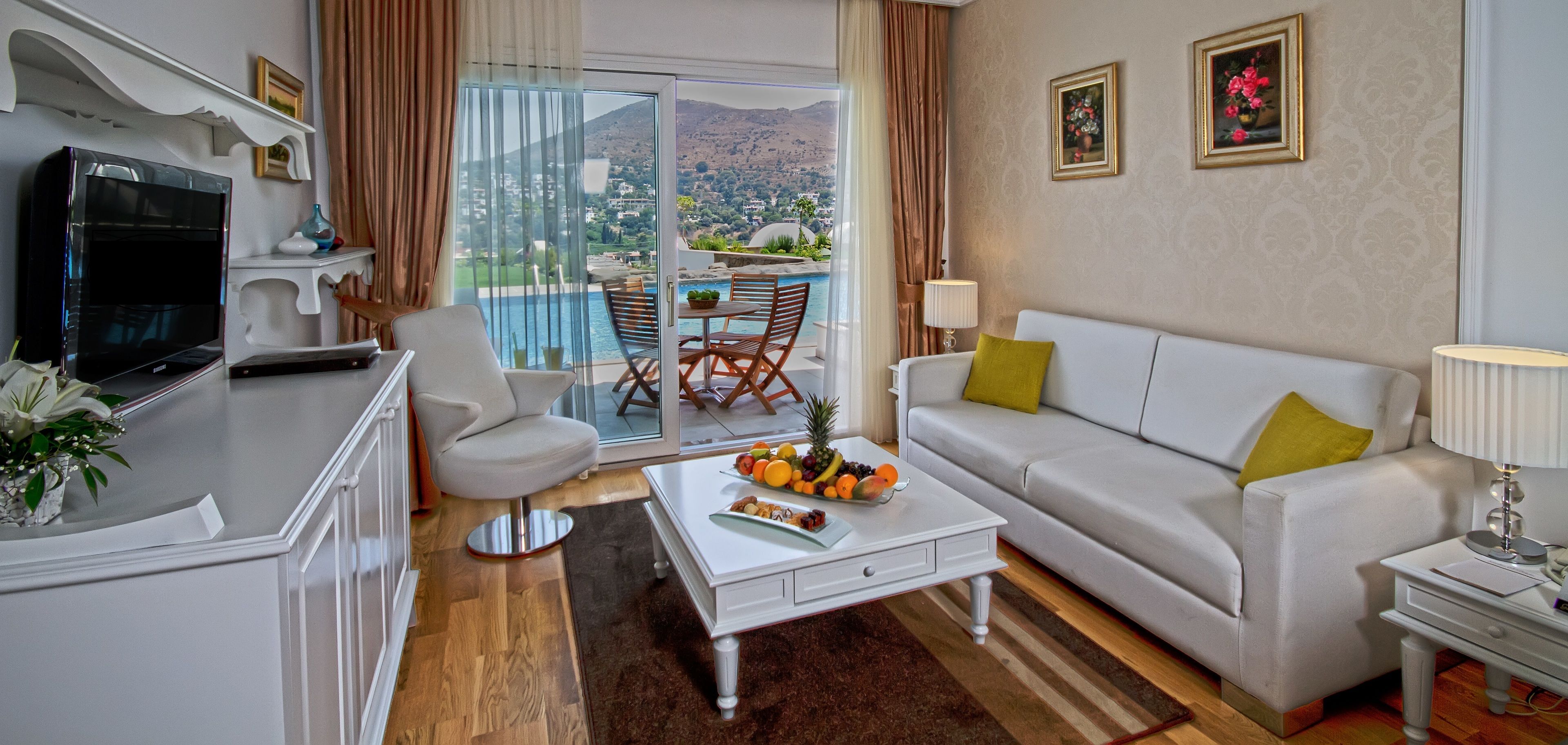 villa swim up | 1 bedroom, minibar, in-room safe, individually decorated