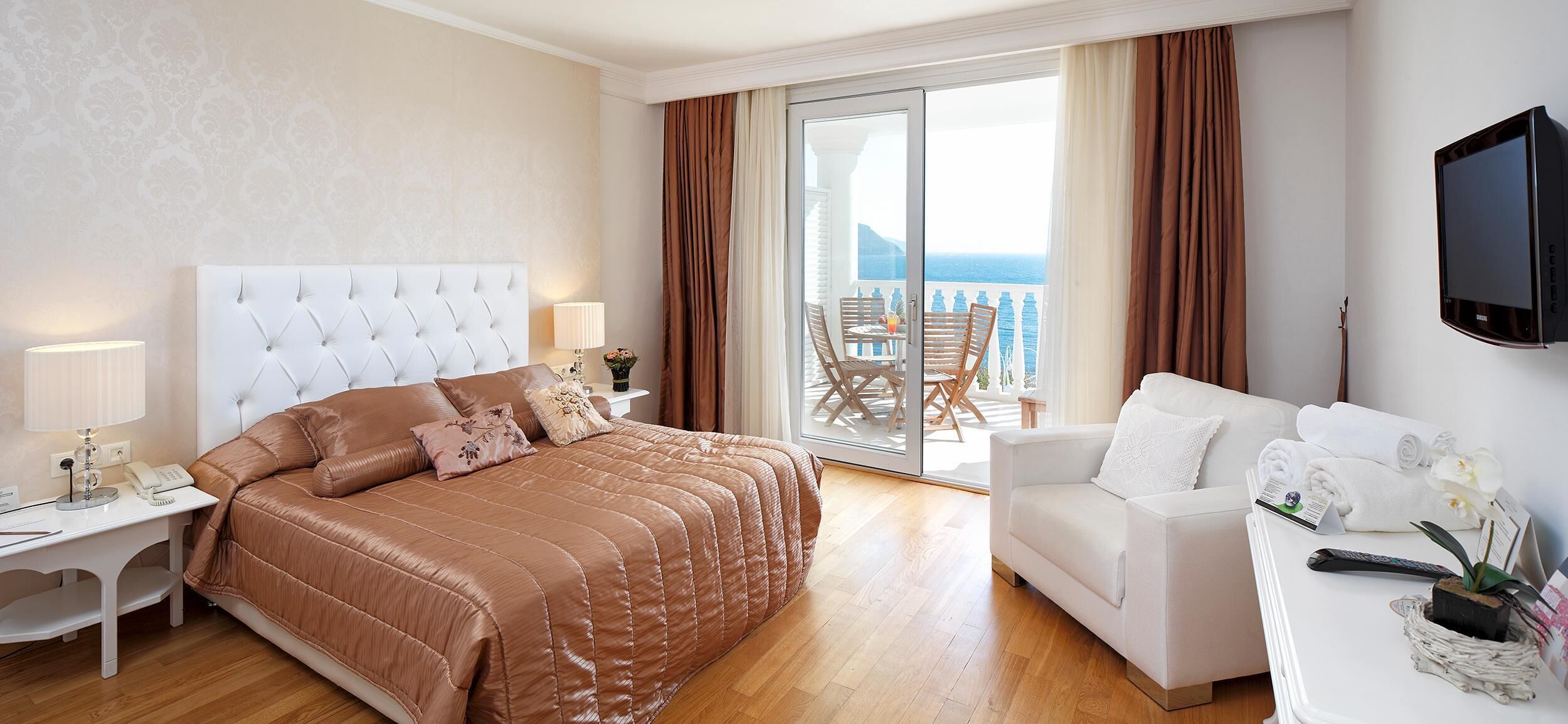 Egyptian cotton sheets, premium bedding, down duvets, minibar