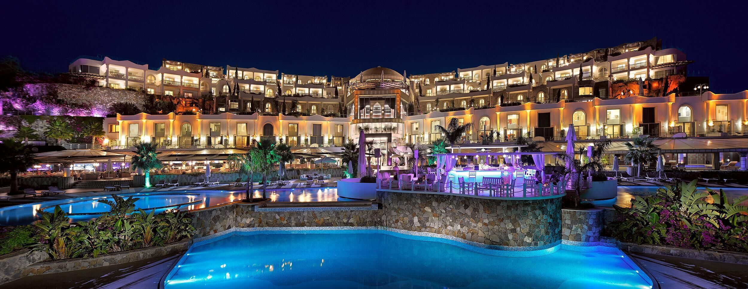 2 つの屋内プール、季節限定屋外プール、カバナ (有料)、プール パラソル