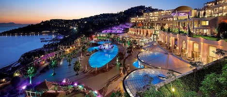 2 innendørsbassenger og sesongbasert utendørsbasseng