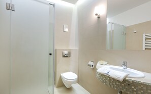 Quarto triplo luxo | Banheiro | Chuveiro, produtos de toalete grátis, secador de cabelo