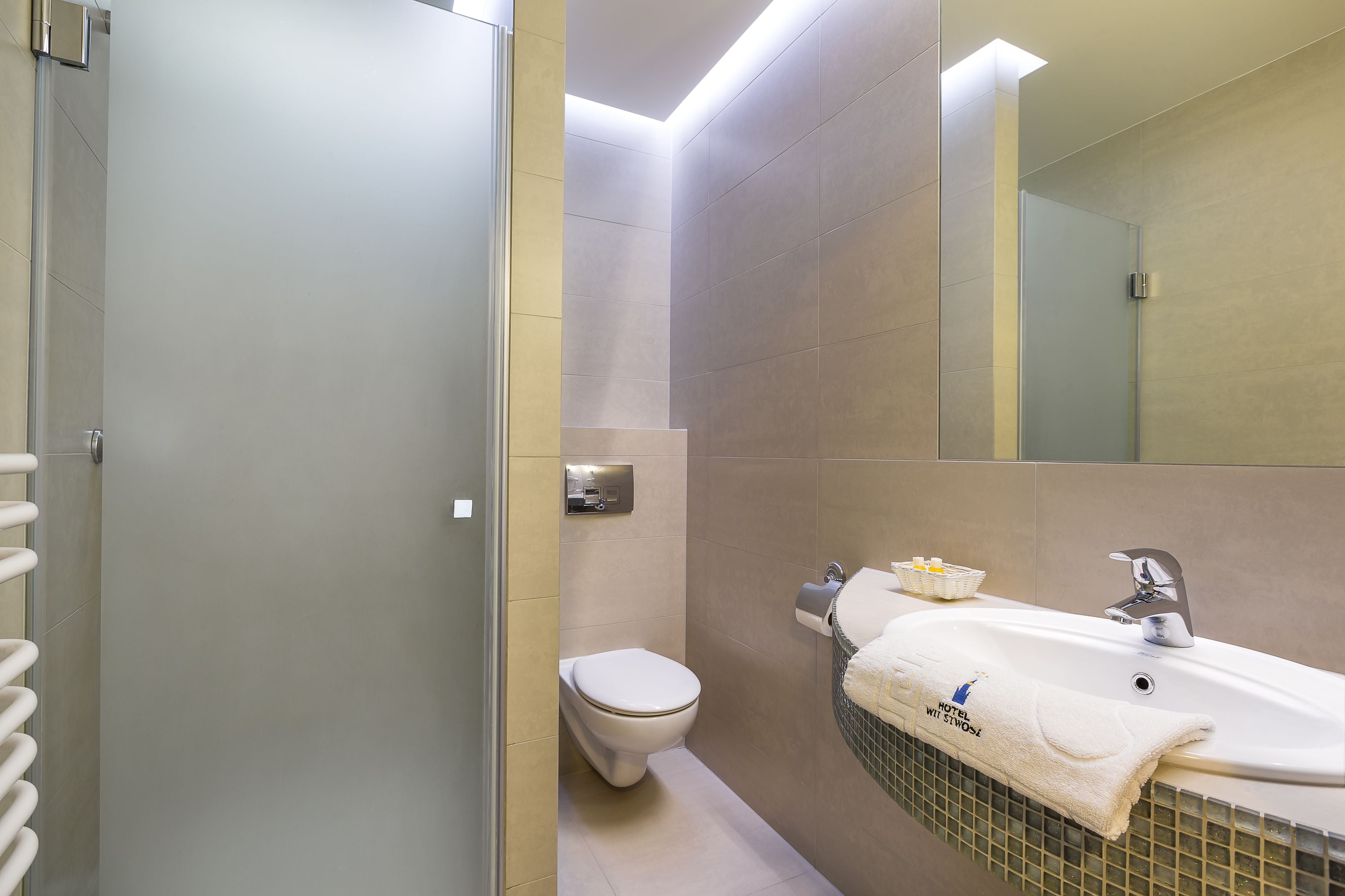 double room | bathroom | shower, free toiletries, hair dryer, towels