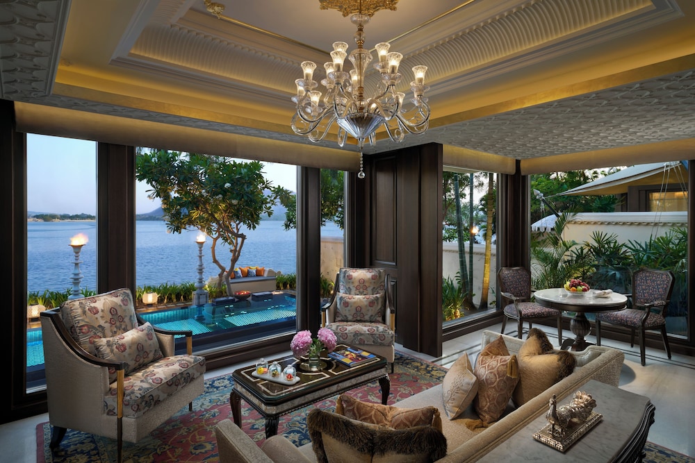 The Leela Palace Udaipur : Udaipur's Only Modern Palace Hotel By Lake Pichola by null