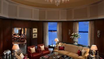 Royal-Suite | Hochwertige Bettwaren, Daunenbettdecken, Minibar, Zimmersafe