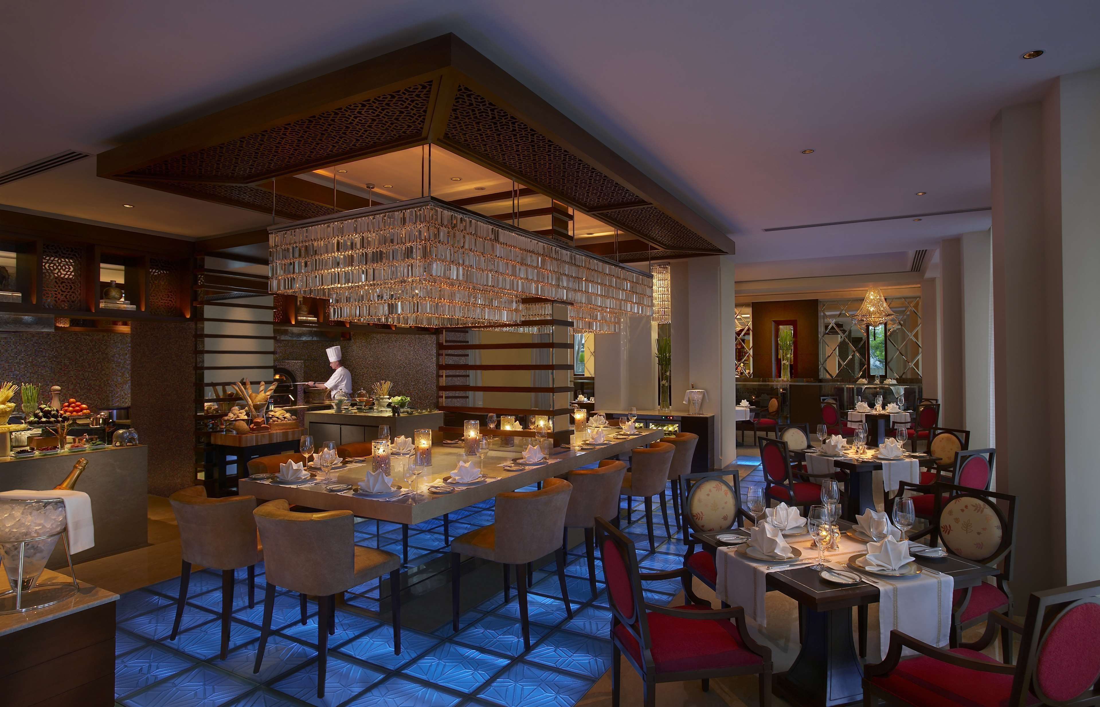 2 restaurants, breakfast served