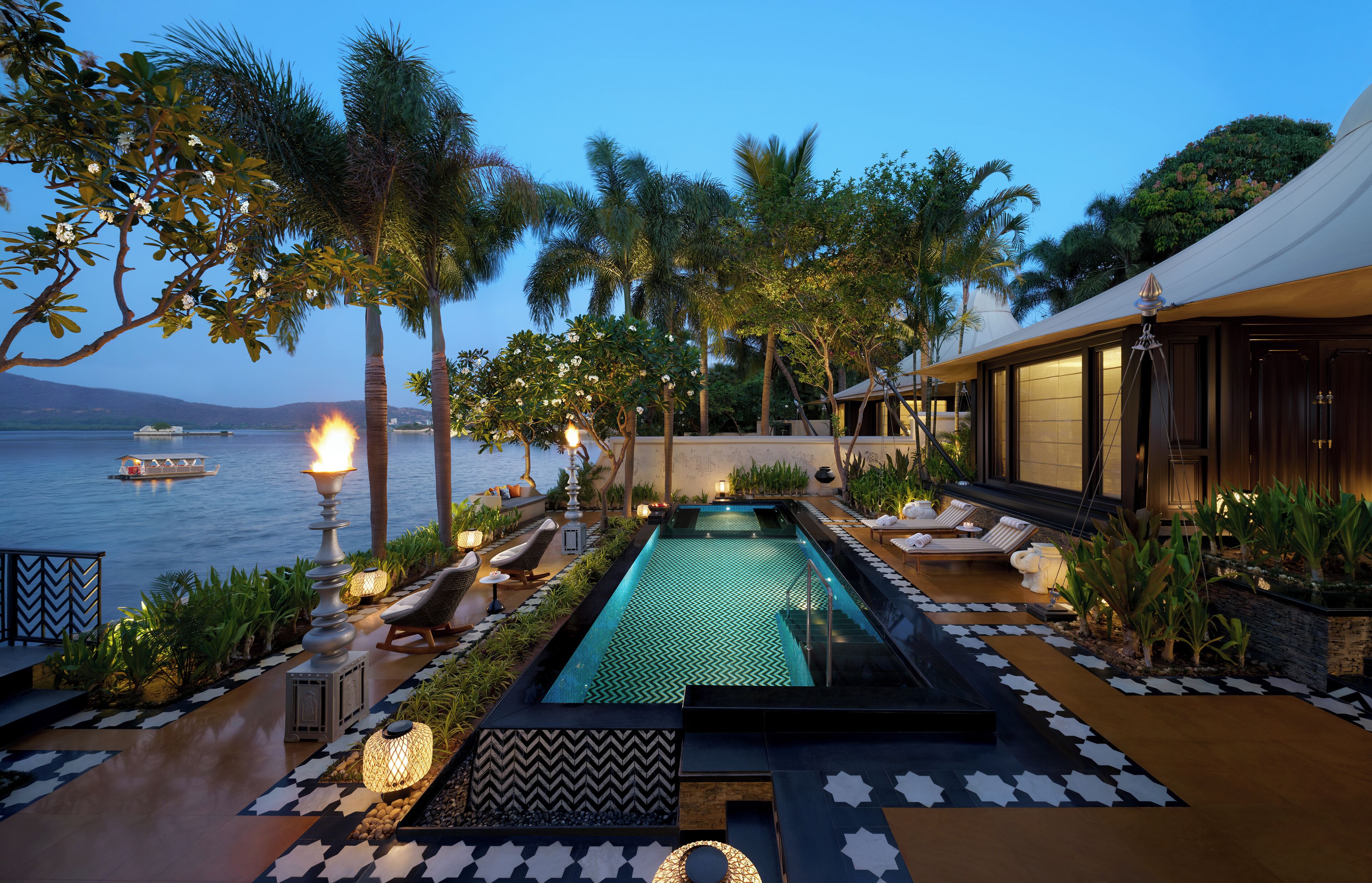 Seprai premium, selimut bulu angsa, minibar, dan brankas