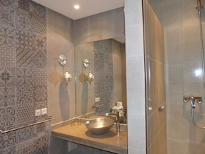 Combined shower/tub, hair dryer, bathrobes, towels