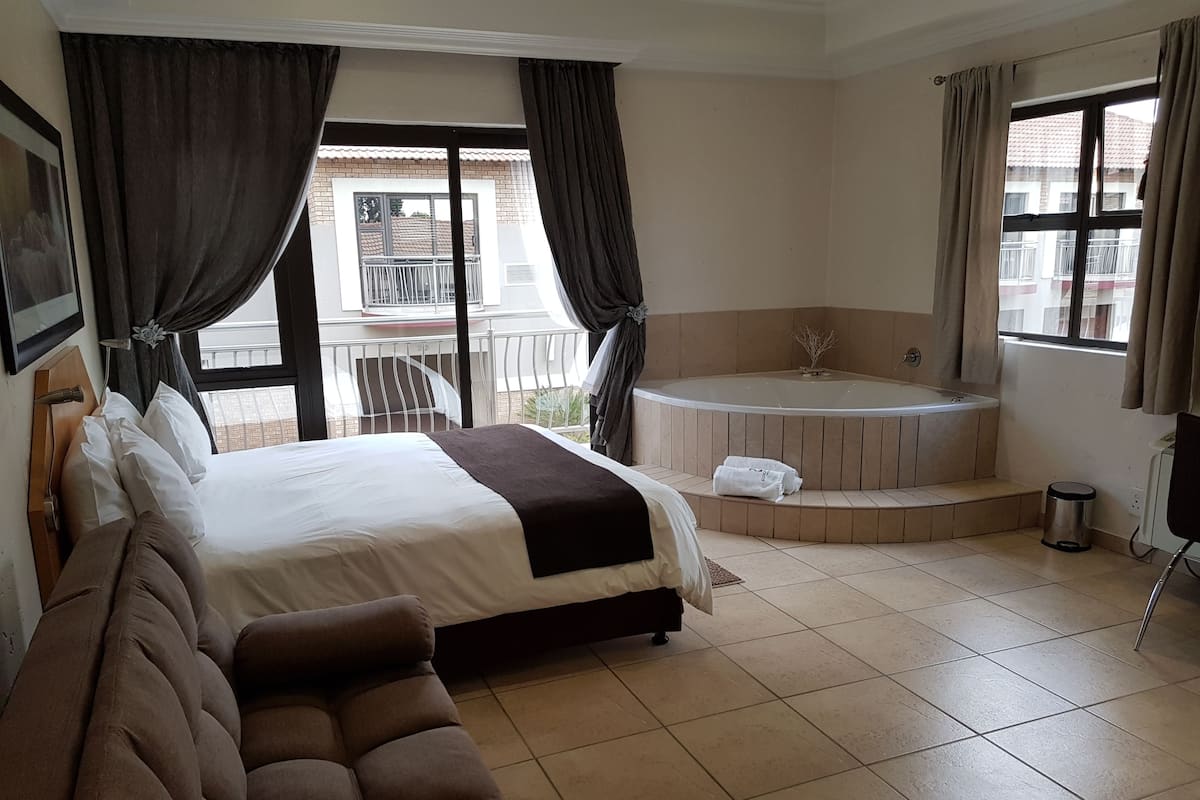 Suite – standard | Sengetøy av topp kvalitet, Tempur-Pedic-senger og safe på rommet