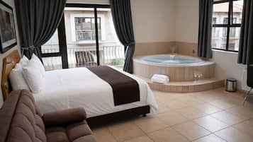 Deluxe Suite, 1 Queen Bed | Premium bedding, Tempur-Pedic beds, in-room safe, desk