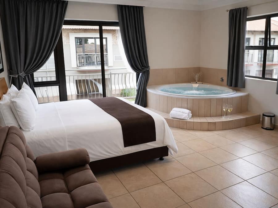 Deluxe Suite, 1 Queen Bed | Premium bedding, Tempur-Pedic beds, in-room safe, desk