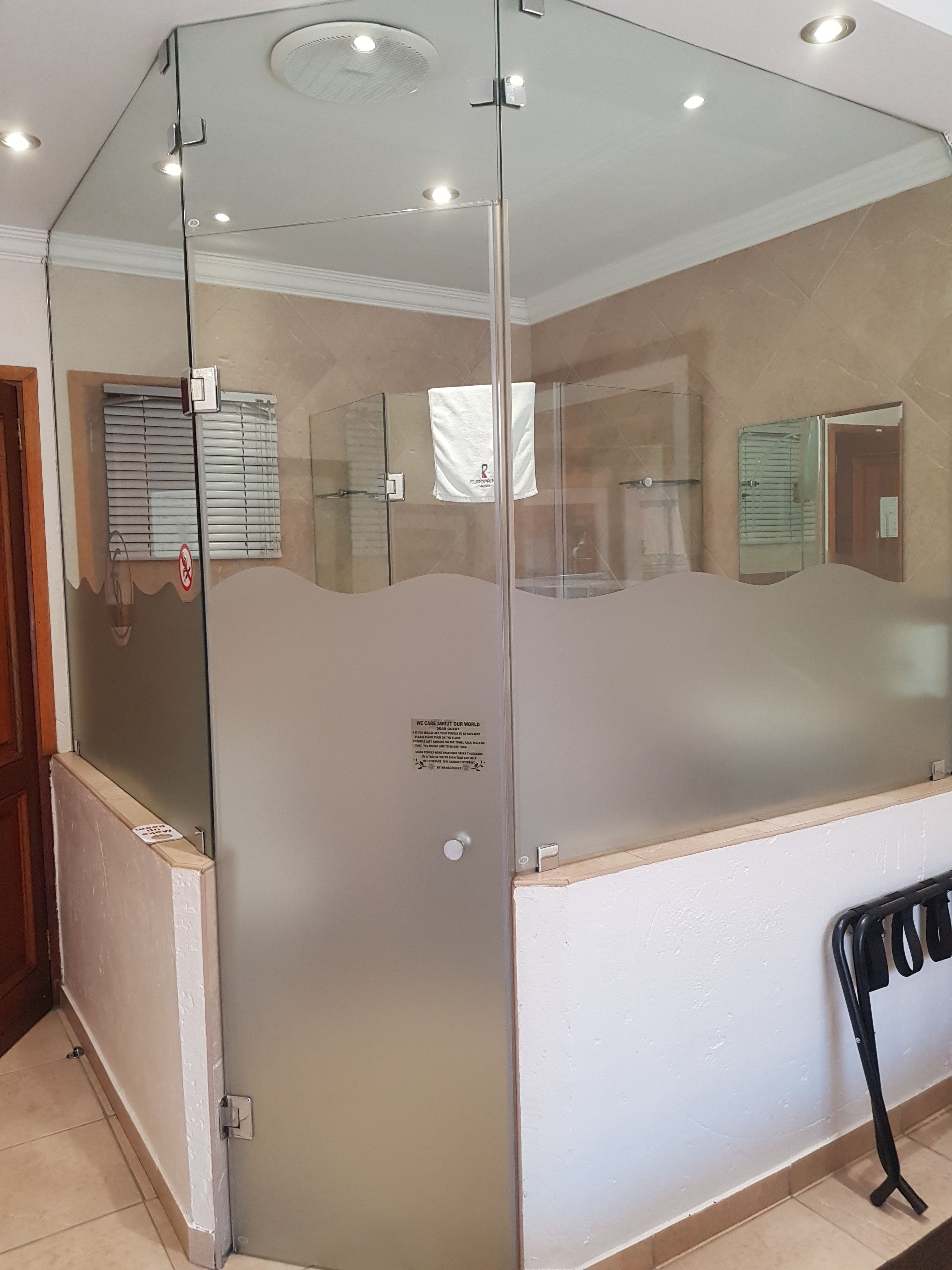 standard room, 1 queen bed | bathroom | shower, free toiletries, towels