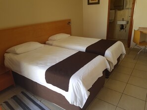 Habitación con 2 camas individuales (Budget) | Ropa de cama de alta calidad, colchones Tempur-Pedic, caja fuerte