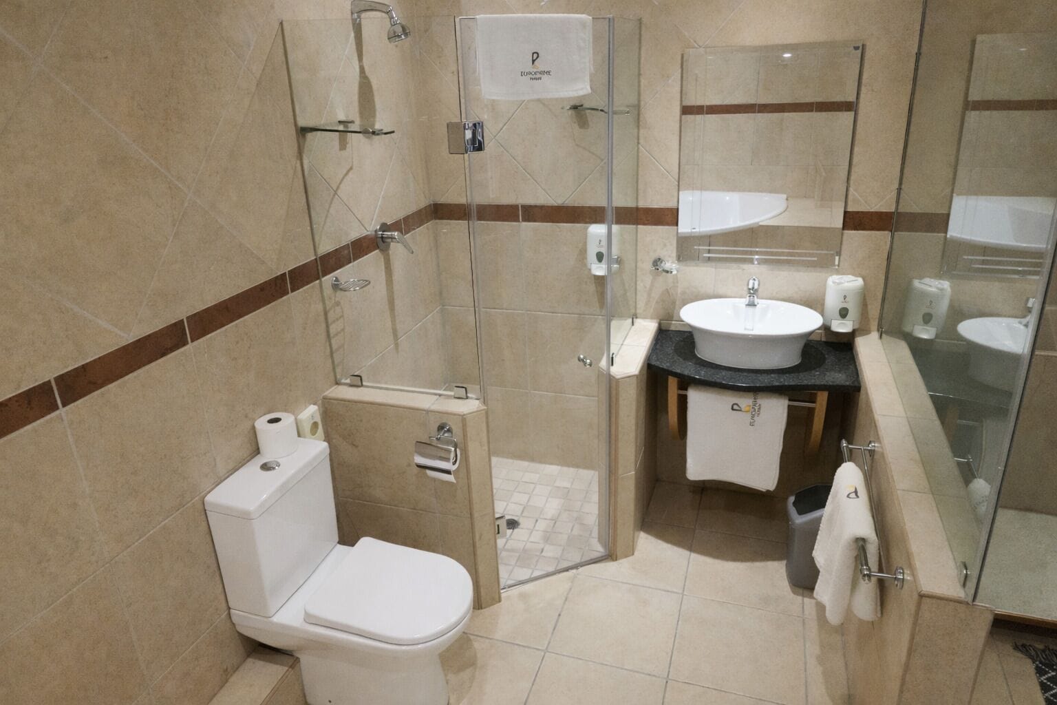 Deluxe Suite, 1 Queen Bed | Bathroom | Shower, free toiletries, towels
