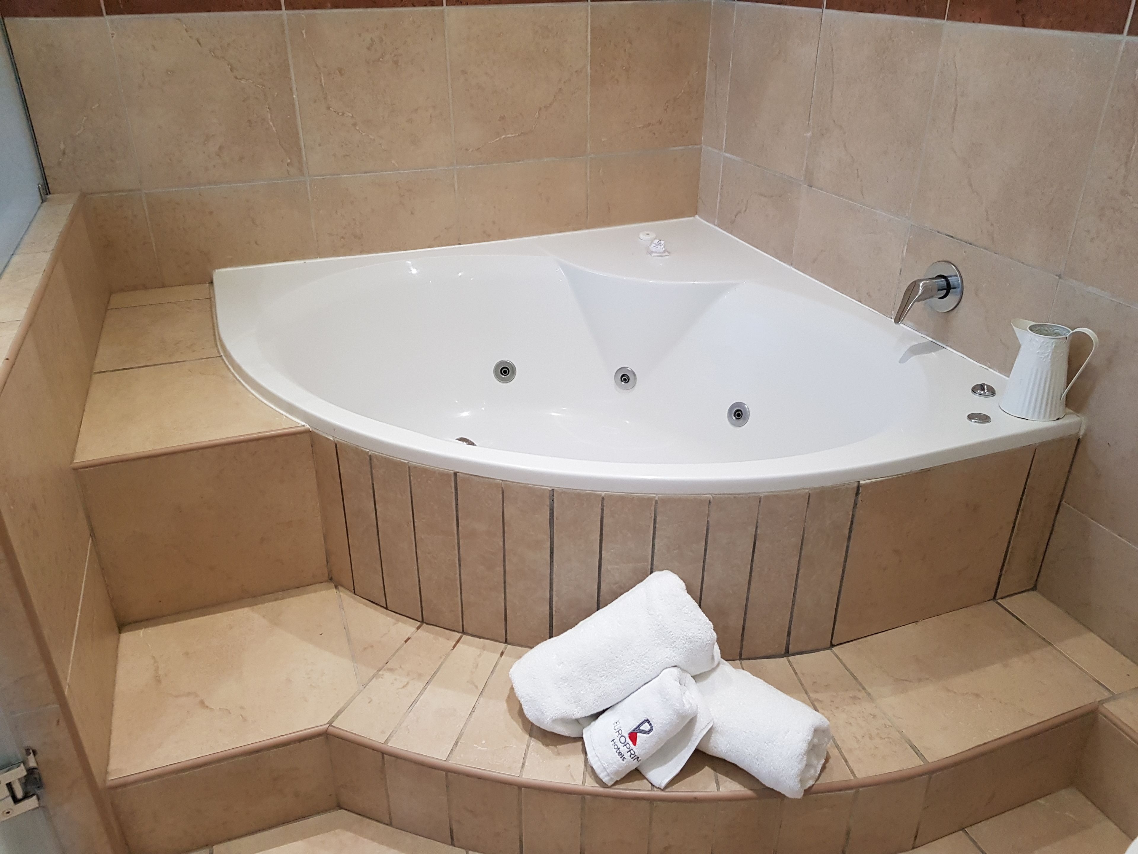 deluxe suite, 1 queen bed | jetted bathtub