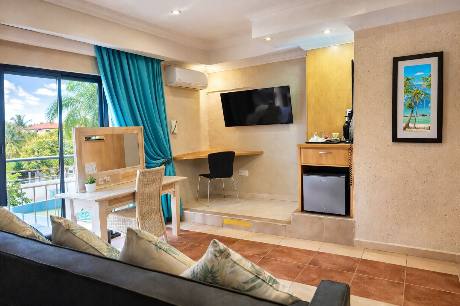 Deluxe Suite, 1 Queen Bed | Premium bedding, Tempur-Pedic beds, in-room safe, desk