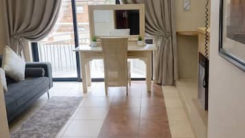 Deluxe Suite, 1 Queen Bed | Premium bedding, Tempur-Pedic beds, in-room safe, desk