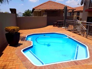 Una piscina al aire libre de temporada