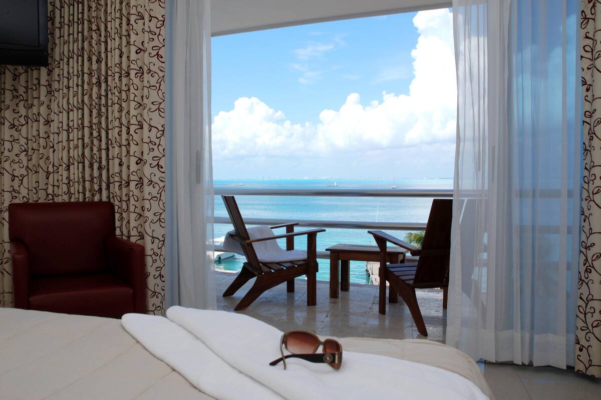 Premium bedding, minibar, in-room safe, desk