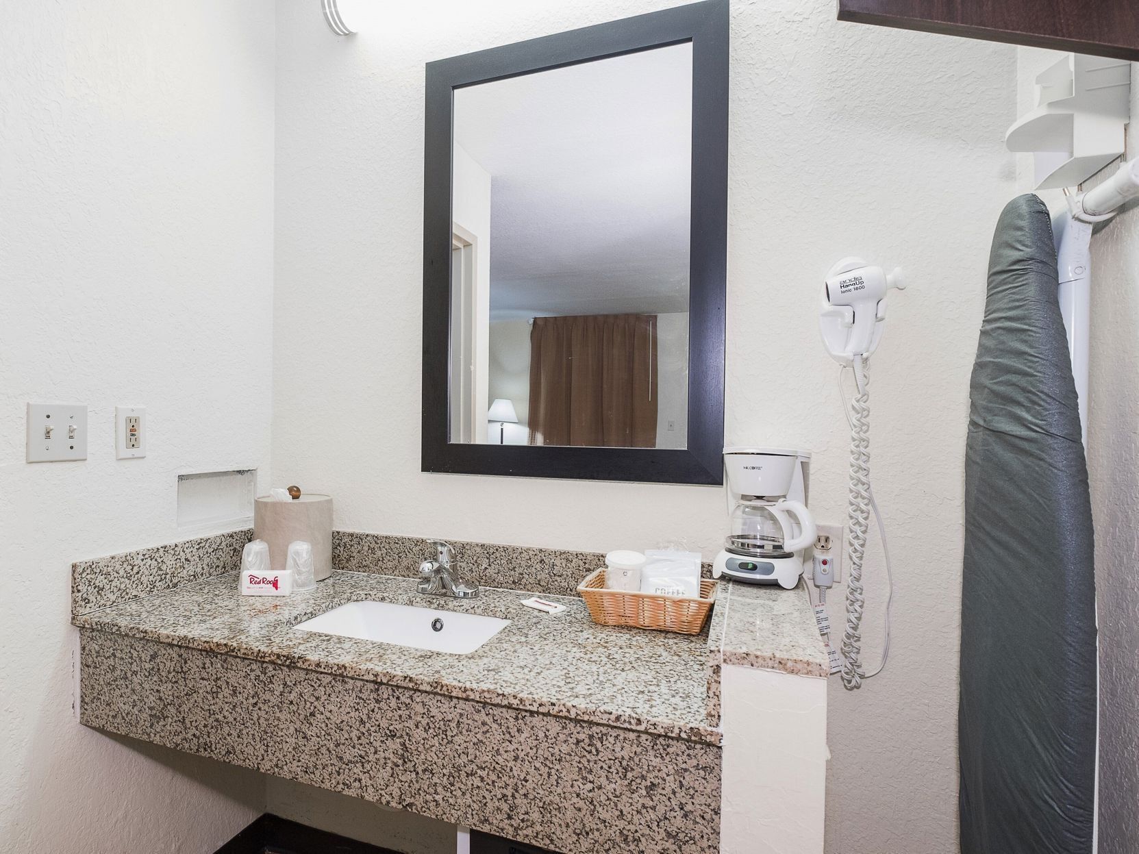 Bathroom | Combined shower/tub, free toiletries, hair dryer, towels