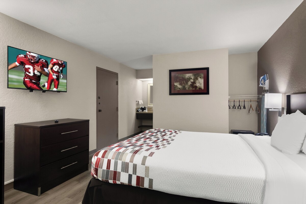Kamar Deluks, 1 Tempat Tidur Queen, akses difabel, Bebas Asap Rokok | Brankas, meja kerja, tirai kedap cahaya, dan setrika/meja setrika
