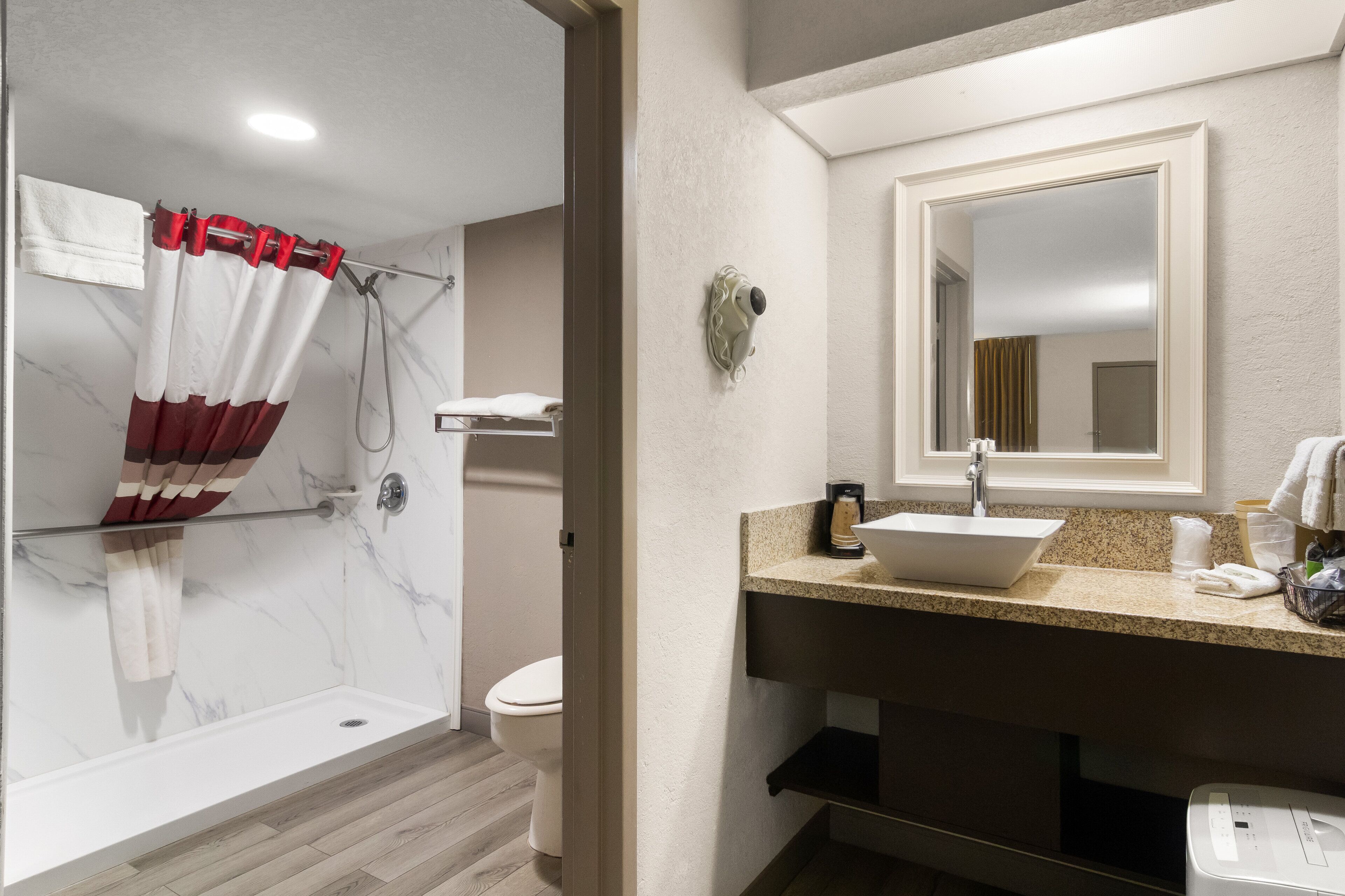 Deluxe Room, 1 Queen Bed, Accessible, Non Smoking | Bathroom | Combined shower/tub, free toiletries, hair dryer, towels