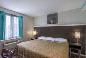 Roupas de cama antialérgicas, escrivaninha, cortinas blackout
