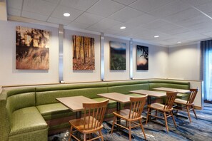 Free daily buffet breakfast - Fairfield Inn & Suites by Marriott Albany (Albany)