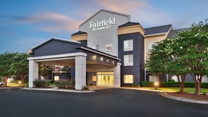 A Fairfield by Marriott hotel with a modern design, featuring a covered entrance and landscaped surroundings. - Fairfield Inn & Suites by Marriott Albany (Albany)