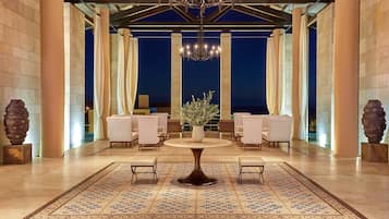 Lobby-lounge