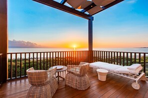 Minibar, in-room safe, desk, blackout curtains - The Romanos, a Luxury Collection Resort, Costa Navarino (Trifylia)