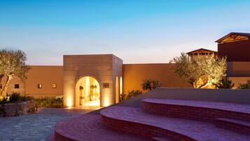 Couples treatment rooms, sauna, hot tub, steam room, body treatments