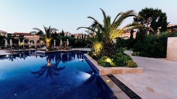 Innenpool, Außenpool, Sonnenschirme, Liegestühle