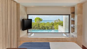 Premium Grand Infinity Suite, 1 Bedroom, Non Smoking, Sea front | Vista a la playa o el mar