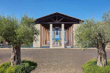 Bar en el lobby. The Romanos, a Luxury Collection Resort, Costa Navarino