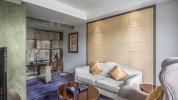 Una sala de estar moderna con un sofá, una mesa de centro y una televisión.