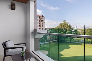 Premium bedding, minibar, in-room safe, desk - Manila Marriott Hotel at Newport World Resorts (Pasay)