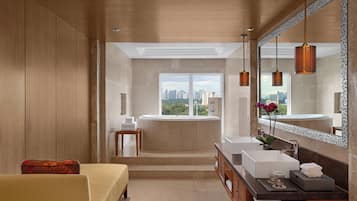 Phòng Suite Executive, 1 phòng ngủ, không hút thuốc | Phòng tắm | Bồn tắm và buồng tắm vòi sen riêng, bồn tắm thủy lực