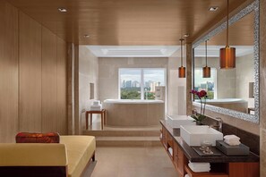 Executive Suite, 1 Bedroom | Bathroom | Separate bathtub and shower, jetted bath, free toiletries, hair dryer