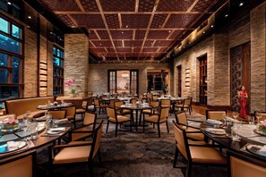 8 restaurantes; se sirve desayuno, almuerzo y cena