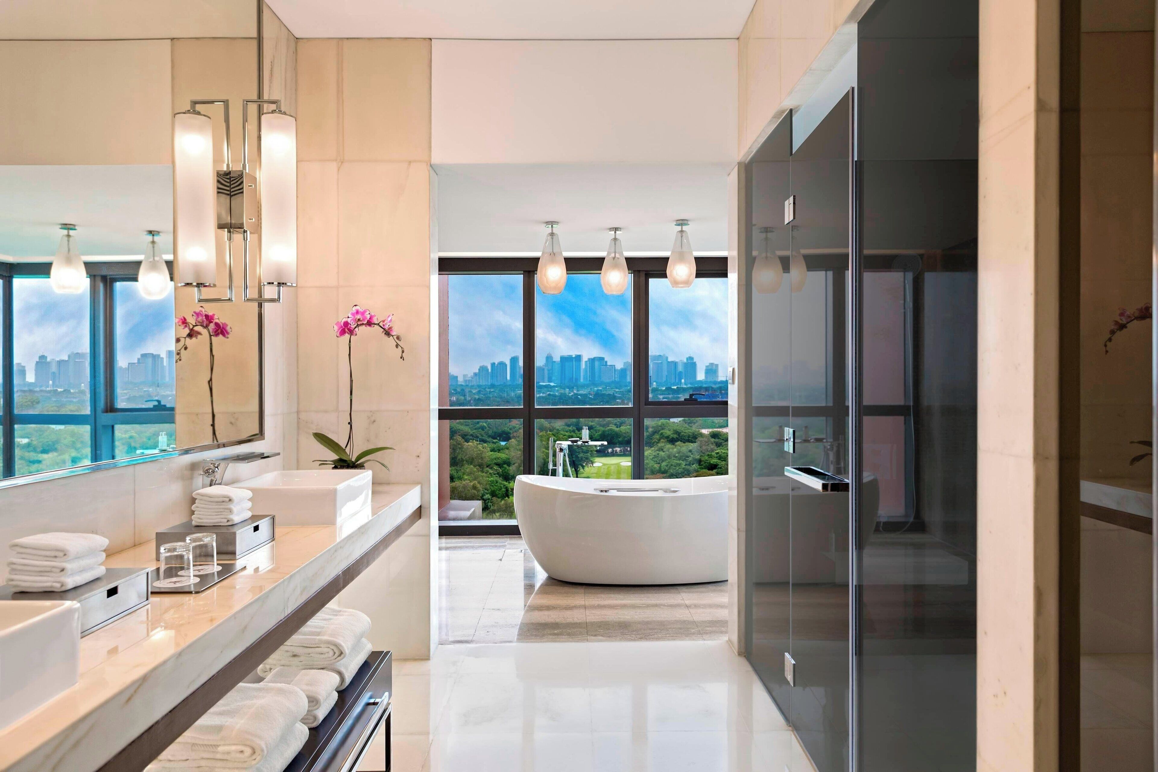 executive suite, 1 bedroom, non smoking | bathroom | separate bathtub and shower, jetted bath, free toiletries, hair dryer