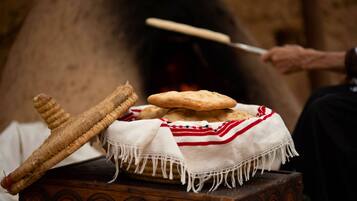 Ein traditioneller Backofen mit darin gebackenem Brot.