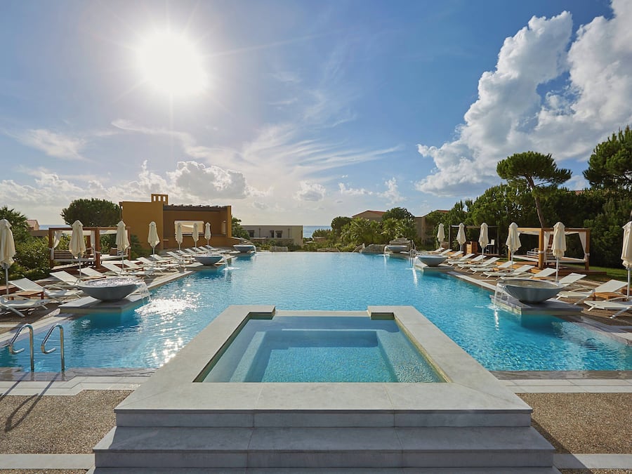 Innendørsbasseng og sesongbasert utendørsbasseng