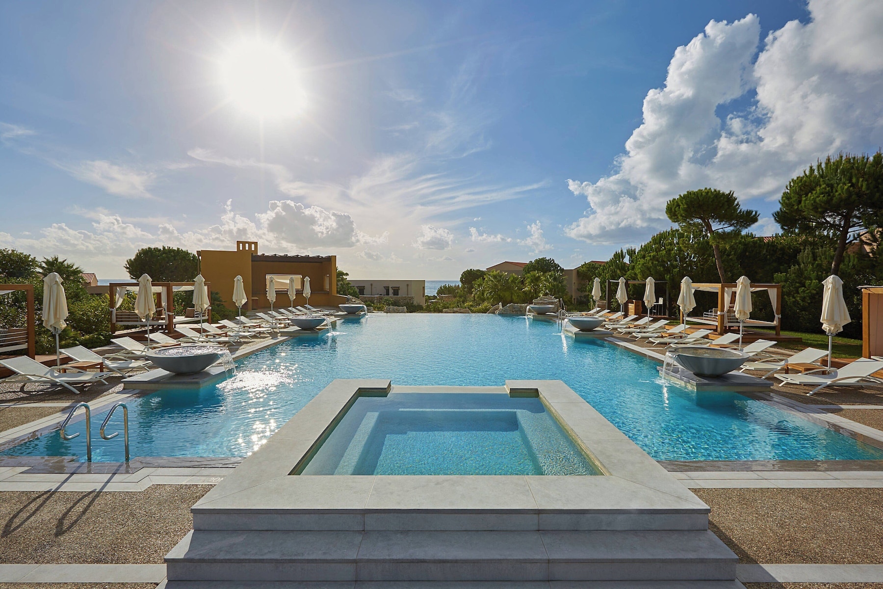 Piscine intérieure, piscine extérieure en saison